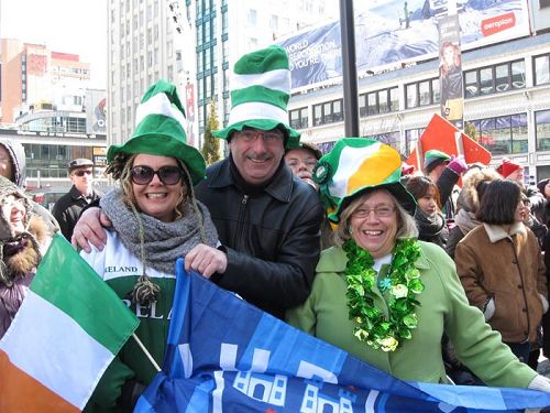 '爱尔兰族裔的观众Noreen（右一）说：“他们（法轮功学员）把美好带给这个世界。我支持他们！谢谢他们！””'