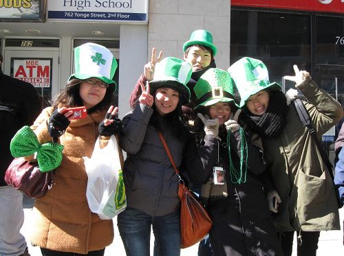 '韩国留学生Ayaka（左二）和她的同学们一起看了游行，他们对着法轮功的队伍欢呼和鼓掌。'