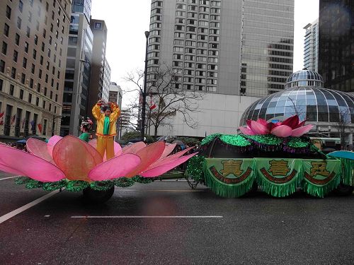 '温哥华法轮功学员应邀参加温哥华圣派翠克节游行，令人精神振奋的腰鼓队和精美的花车受到两旁观众的欢迎。'