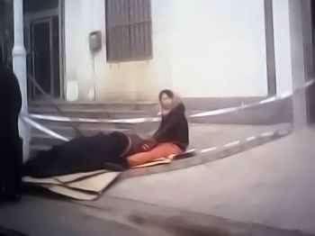 夏元新的妻子苏政秋瘫倒在地。