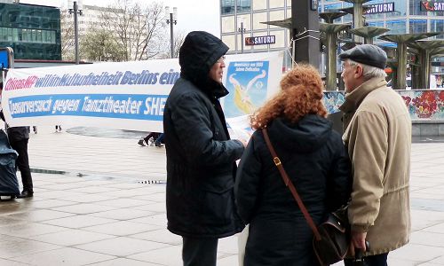德国法轮功学员在街头揭露中共对神韵的干扰