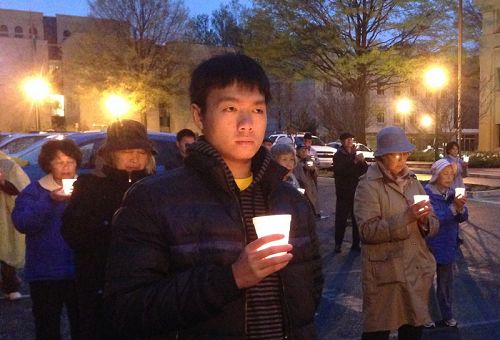 美国华盛顿DC法轮功学员在烛光中悼念被中共迫害致死的中国大陆同修