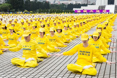 图1-4：二零一四年台湾逾六千人于自由广场排字、炼功，欢庆世界法轮大法日，场面壮观震撼。