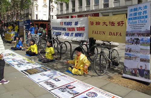 纪念“四•二五”，英国法轮功学员在伦敦市唐人街开展和平理性讲真相、反迫害活动，吸引许多路人的目光。