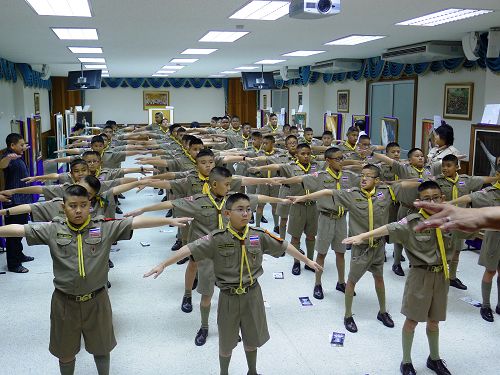 泰国北榄学校学生在学炼法轮功