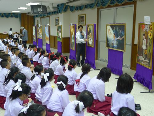 真善忍美展在泰国北榄学校展出，受到全校师生热烈欢迎