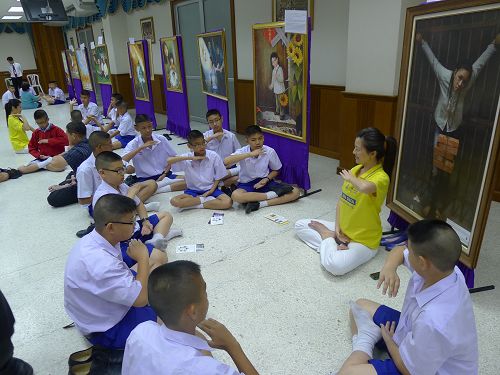 曼谷一中学学生跟学员学炼法轮功
