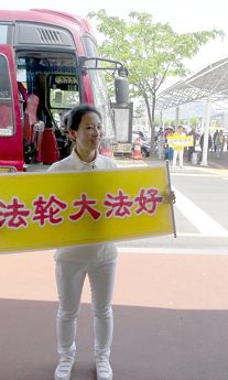 韩国天安市和水源市法轮功学员在退党景点给中国游客讲法轮功真相，劝三退