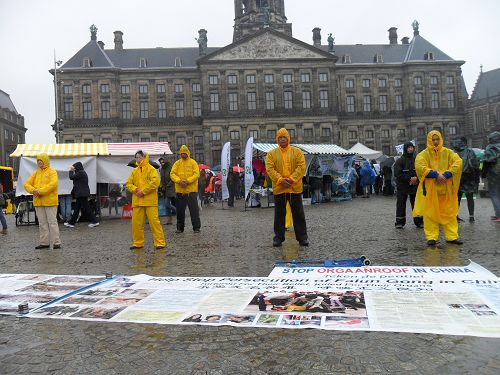 法轮功学员在阿姆斯特丹的皇宫门前达姆广场举行讲真相活动
