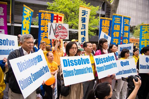 图11：台湾法轮大法学会理事长张清溪教授（前排左一）表示：“而从天意来讲，因为中共犯的罪太大了，所以只能被解体。”