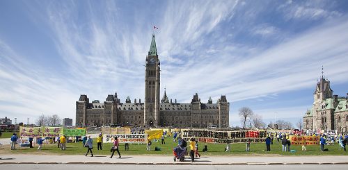 二零一四年五月七日，法轮功修炼者在加拿大首都国会山前，庆祝法轮大法洪传世界二十二周年。