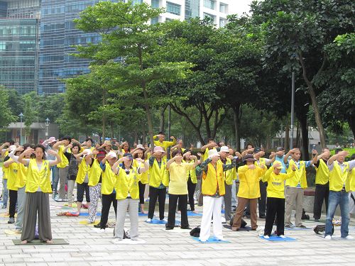 图1.法轮功学员在台北信义广场上集体炼功