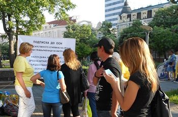 法轮功学员在保加利亚布尔加斯市讲真相征签