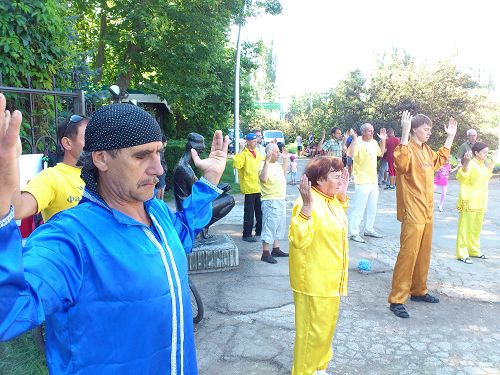 法轮功学员在俄罗斯奥林匹克日上演示功法