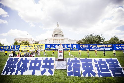 法轮功学员及支持者在美国首都华盛顿国会山西草坪举行反迫害十五周年集会