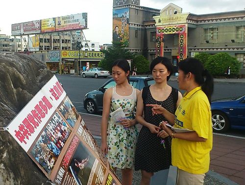 图3：法轮功学员向中国大陆游客讲真相