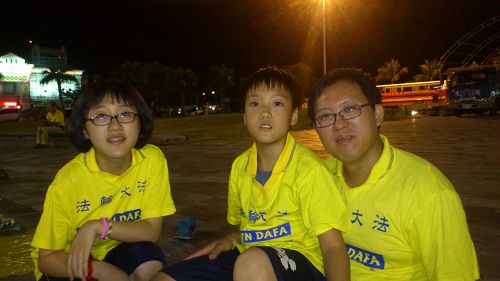 图10：自强国中辅导室主任焦元昌带着两个小孩来参加意义深远的悼念会