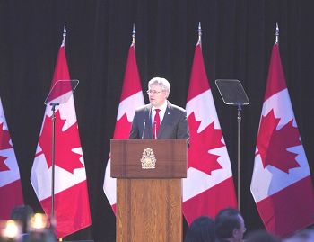 图2：加拿大总理哈珀在“赞颂自由”筹款晚宴上发表演讲