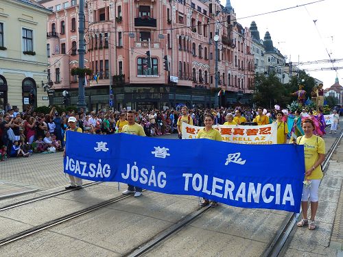 法轮功学员参加匈牙利国庆庆典大游行
