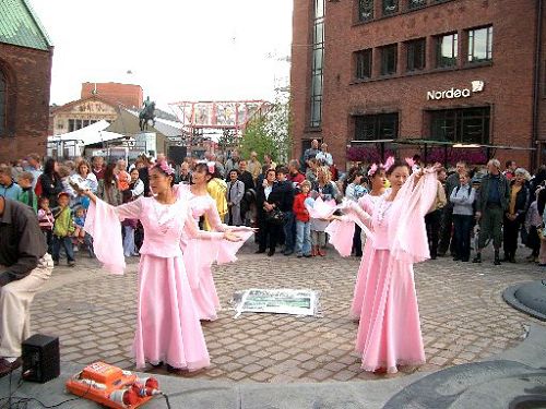 法轮功学员参加奥尔胡斯文化节已有十四年了，图为二零零三年，法轮功学员在文化周上表演莲花舞