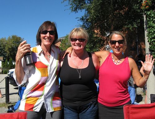 图9：圣•卡瑟琳市居民Marg（中）和朋友Jennifer（左）、Rita（右）一起观看游行，她们都表示非常喜欢天国乐团的演奏。