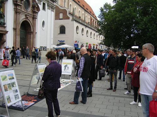 慕尼黑市圣米歇尔教堂前的真相展台