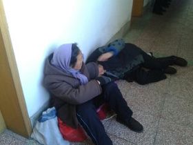 俩老人被关在办公室门外，一个躺在冰冷的楼道上