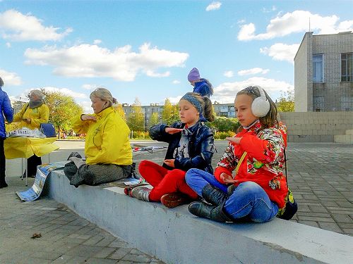 图2：俄罗斯丘多沃市文化宫前，孩子们学炼法轮功