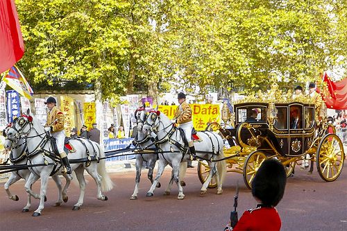 图6：二零一五年十月二十日，在林荫路（The Mall）上，英国女王伊丽莎白二世同习近平乘坐的马车路过法轮功真相横幅
