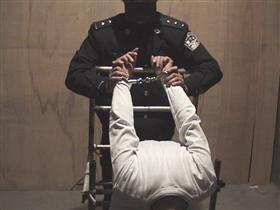 中共酷刑示意图：双手反背铐在椅子上