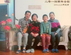 张鸿儒与母亲、姐姐、外甥新年合影
