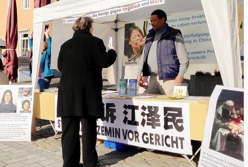 图1：德国东拜恩州（Ostbayern）法轮功学员在斯万多夫（Schwandorf）市中心马克特广场（Markt Platz）设立真相点，揭露迫害，并征集举报迫害法轮功元凶江泽民的签名。
