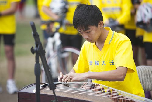 图1：2015年5月31日，美国华裔少年蔡博容在“骑向自由”起点洛杉矶的新闻发布会上演奏古筝《凤鸣九霄》。