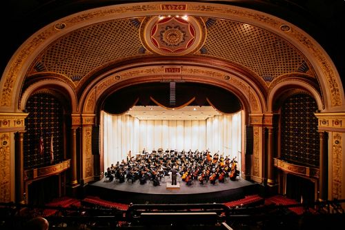 二零一五年十月三十一日晚，满载盛誉的神韵交响乐团在美国罗德岛州普罗维登斯市退伍军人纪念礼堂（Veterans Memorial Auditorium）上演“2015北美巡回”最后一场音乐会。演出结束后，全场观众起立鼓掌，指挥和演奏家们数度谢幕。