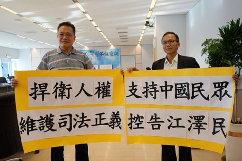 图1，提案人之一市议员陈成添（左）表示，强烈谴责中共迫害法轮功及活摘法轮功学员器官。