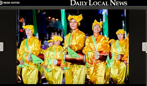 图4：当地报纸“Daily Local News”对西切斯特圣诞游行进行了报道，并在网站上发表了法轮功学员腰鼓队的照片。