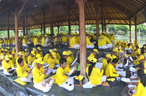巴厘岛法轮功学员在格朗阿森的武君花园集体学法
