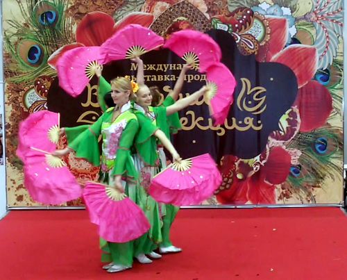 莫斯科西人学员表演传统中国舞