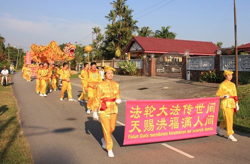 大年初四上午，法轮功学员来到雪兰莪州双文丹新村举行了第二场新年游行。
