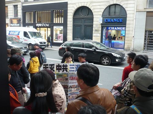 杨阿姨在商场前传播真相、帮中国游客“三退”（退党、退团、退队）