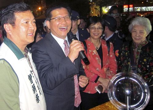 台中市长林佳龙（左二）、市议员曾朝荣（左一）、法轮大法学会理事长张锦华（左三）共同为法轮大法灯区点灯。