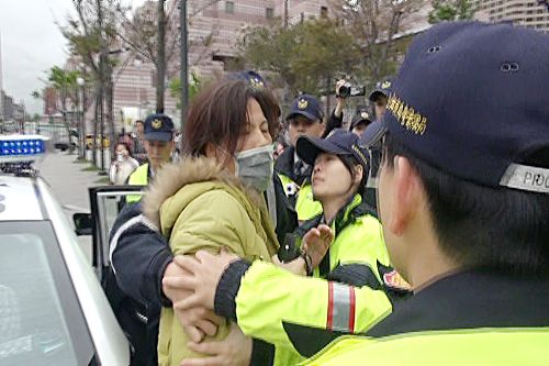 图1：台北市警局信义分局三月六日下午逮捕三名爱国同心会成员：张秀叶（左，戴口罩者）、高淑梅及遇港生。