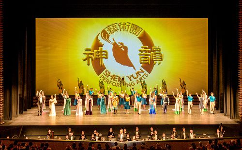 4月21日，神韵纽约艺术团2015年度在日本的7天8场巡演，在东京文化会馆落下帷幕。日本观众感动连连，纷纷表示期待神韵明年再来，让更多的日本人共享这份感动。