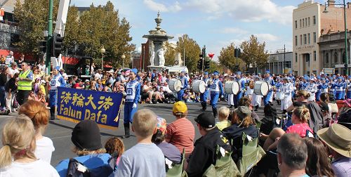 法轮功学员参加了一年一度澳洲维省班迪戈市的复活节大游行