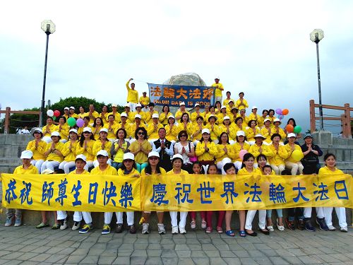 图1：台东地区部份法轮功学员庆祝“五一三世界法轮大法日”，台东市长张国洲（第二排中）和各界代表前来参加合照，表达祝贺之意。