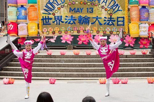 图11：两位住在纽约的十一岁法轮功小弟子莲花和蒙蒙在富丽广场表演了蒙古舞