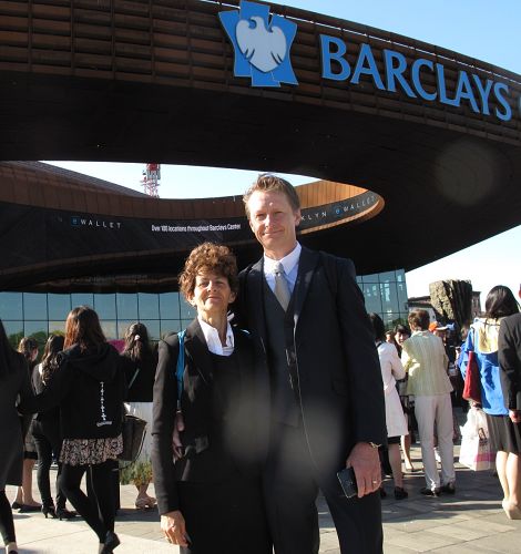 图：二零一五年五月十四日，来自苏格兰的拜费尔德（Rosemary & Stephen Byfield）夫妇再次来参加纽约法会