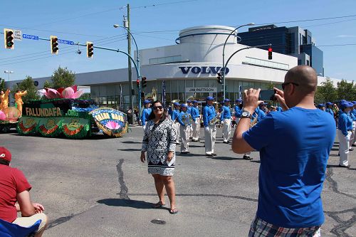 市民纷纷拍摄和欢迎法轮功学员游行队伍。