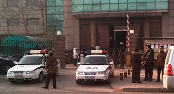 2015年2月13日，槐荫区法院审判法庭门前堵着两辆警察和站在一旁的便衣。