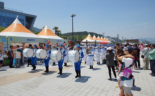 身着古典唐装的天国乐团在釜山港庆典游行中